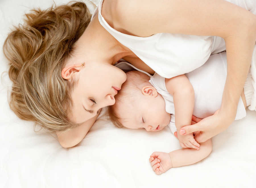совместный сон с новорожденным: польза или вред?